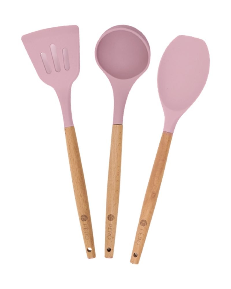 Tiga alat dapur PËRO — sutil berlubang, sendok sayur, dan spatula — dengan kepala pink dan gagang kayu